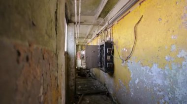 Bina, ürpertici terk edilmiş çiftlik kapalı görüntüleri. Steadicam görüntüleri. Korkunç yer.