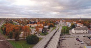 Gün batımında küçük Estonya kasabasında yeşillik havadan görüntüleri.