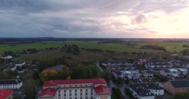 Gün batımında küçük Estonya kasabasında yeşillik havadan görüntüleri.