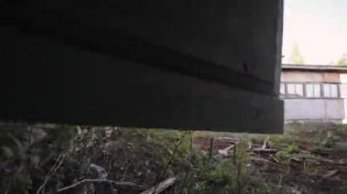 Bina, ürpertici terk edilmiş çiftlik kapalı görüntüleri. Steadicam görüntüleri. Korkunç yer.