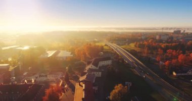 Gün batımında küçük Estonya kasabasında yeşillik havadan görüntüleri.