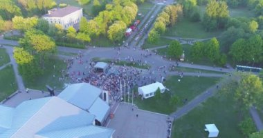 Insanlar Yeşil Park 'taki bir müzik festivalinde parti yapıp dans ediyorlar..