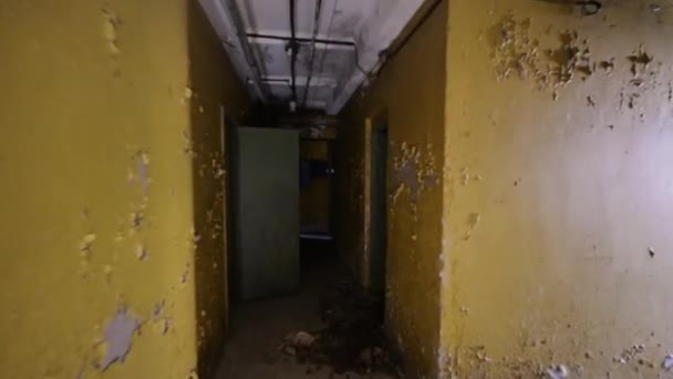 Immeuble de ferme abandonné effrayant, images d'intérieur. Images Steadicam. Endroit effrayant .