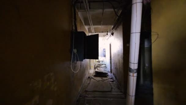 Immeuble de ferme abandonné effrayant, images d'intérieur. Images Steadicam. Endroit effrayant .