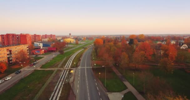 Imágenes Aéreas Follaje Una Pequeña Ciudad Estonia Atardecer — Vídeos de Stock