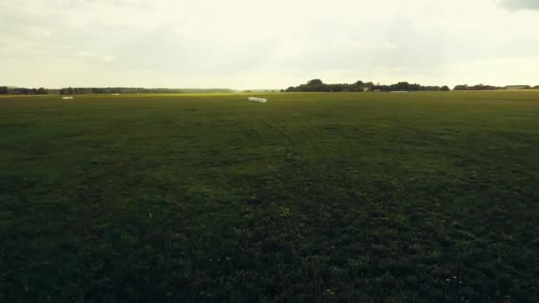 Atemberaubende Luftaufnahme Über Saftig Grünen Feldern Und Wiesen Der Landschaft — Stockvideo