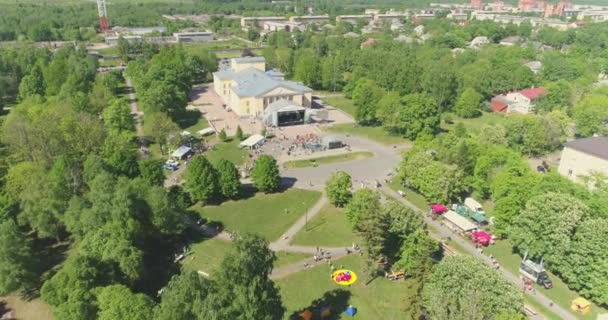 Ludzie Imprezują Tańczą Festiwalu Muzycznym Niesamowitym Green Parku — Wideo stockowe