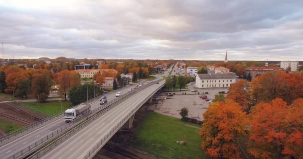 Imágenes Aéreas Follaje Una Pequeña Ciudad Estonia Atardecer — Vídeos de Stock