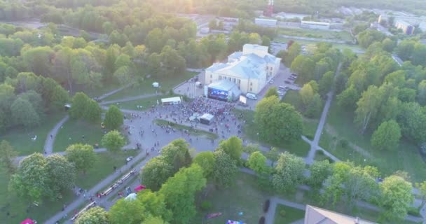 Mensen Feesten Dansen Een Muziekfestival Amazing Green Park — Stockvideo