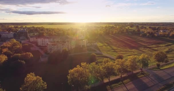 Letecké Záběry Listí Estonském Městečku Při Západu Slunce — Stock video