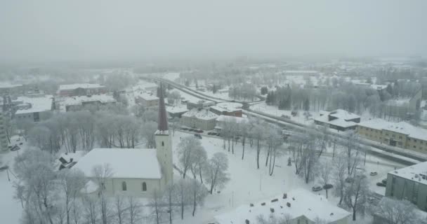 Flygfoto Över Den Frysta Staden Vid Kall Vinterdag Soluppgång Dimmig — Stockvideo