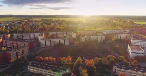 Imágenes Aéreas Follaje Una Pequeña Ciudad Estonia Atardecer — Vídeos de Stock