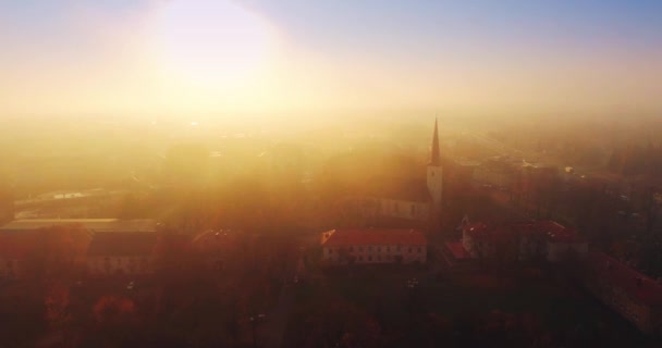 温暖的五颜六色的云彩的鸟图 城市之上的雾 — 图库视频影像