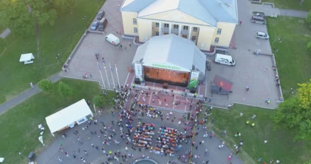 Ludzie Imprezują Tańczą Festiwalu Muzycznym Niesamowitym Green Parku — Wideo stockowe