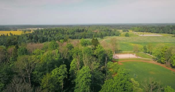 Aerial Footage Lövverk Estniska Småstad Hösten Antenn Viadukt Natursköna Gränd — Stockvideo