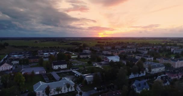 Imágenes Aéreas Follaje Una Pequeña Ciudad Estonia Atardecer — Vídeo de stock