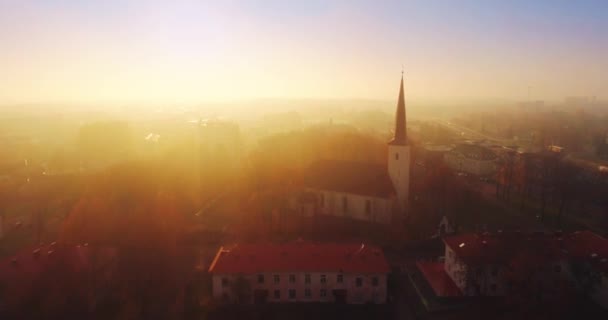 Widok Lotu Ptaka Ciepłe Kolorowe Chmury Mgły Nad Miastem — Wideo stockowe