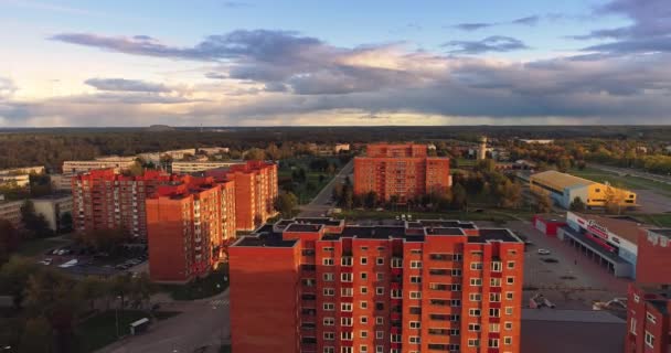 Filmati Aerei Fogliame Nella Piccola Città Estone Tramonto — Video Stock