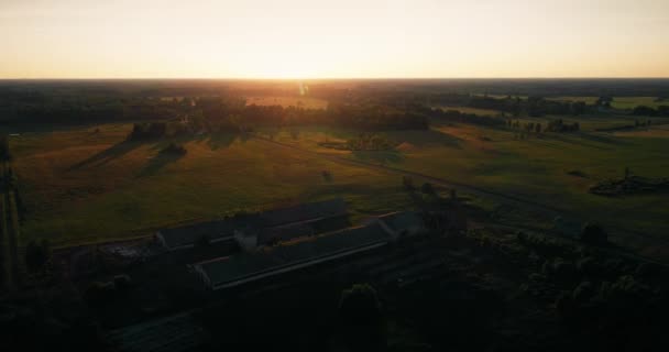 Edificio Granero Arruinado Techo Roto Imágenes Aéreas Puesta Sol Campo — Vídeo de stock