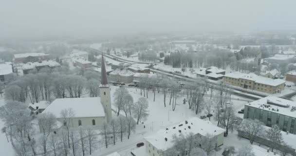 Вид Воздуха Замерзший Город Холодный Зимний День Восход Солнца Туманный — стоковое видео