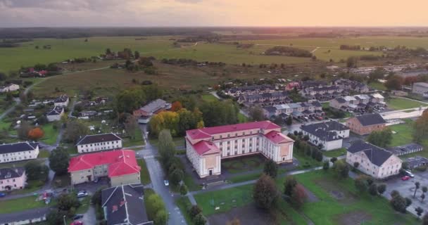 Luchtfoto Beelden Van Gebladerte Kleine Estse Stad Bij Zonsondergang — Stockvideo