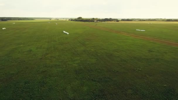 Superbe prise de vue aérienne sur des champs verdoyants et des prairies luxuriantes à la campagne, les ombres des nuages sur les champs verts. Images aériennes .