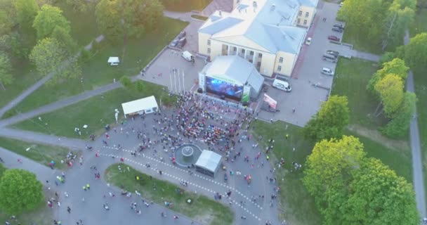 Ludzie Imprezują Tańczą Festiwalu Muzycznym Niesamowitym Green Parku — Wideo stockowe