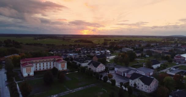 日落时爱沙尼亚小镇树叶的空中画面 — 图库视频影像