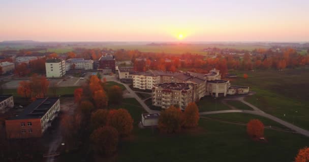 Imágenes Aéreas Follaje Una Pequeña Ciudad Estonia Atardecer — Vídeos de Stock