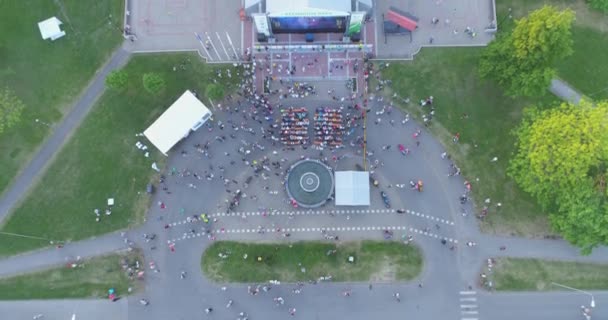 Mensen Feesten Dansen Een Muziekfestival Amazing Green Park — Stockvideo