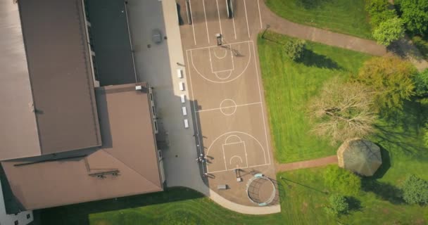 Images aériennes de feuillage dans une petite ville estonienne. Survol aérien automnal de la ville pittoresque.