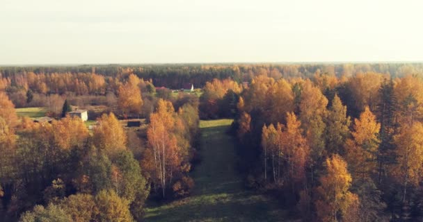 Ilmankuvamateriaalia Pienestä Virolaisesta Kaupungista Auringonlaskun Aikaan — kuvapankkivideo