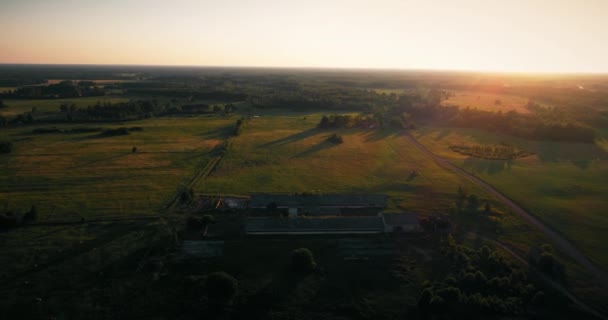 Edificio Granero Arruinado Techo Roto Imágenes Aéreas Puesta Sol Campo — Vídeos de Stock