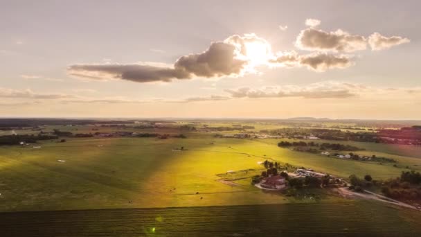 Clima Soleado Sobre Campos Verdes Pueblo — Vídeos de Stock