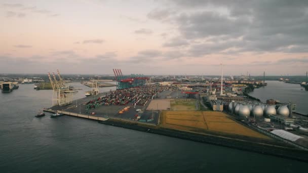 Boote, Schiffe und schöne Gebäude. Industriegebiet, viele Frachtcontainer.