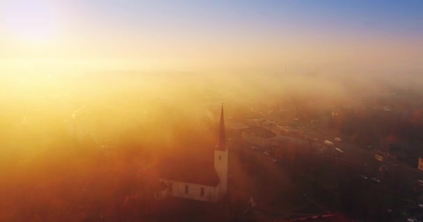 Luchtfoto Van Warme Kleurrijke Wolken Mist Boven Stad — Stockvideo