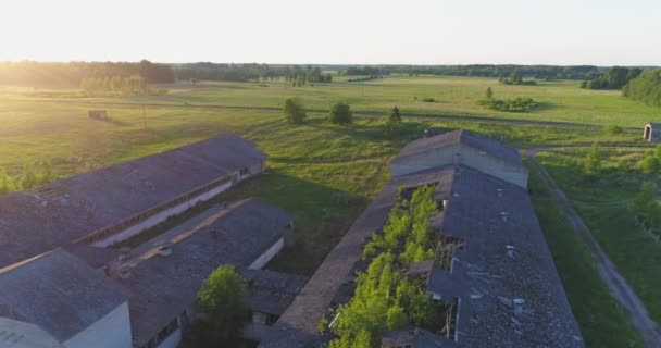 納屋建物を台無しにしました 壊れた屋根 空中映像 田舎の夕暮れ — ストック動画
