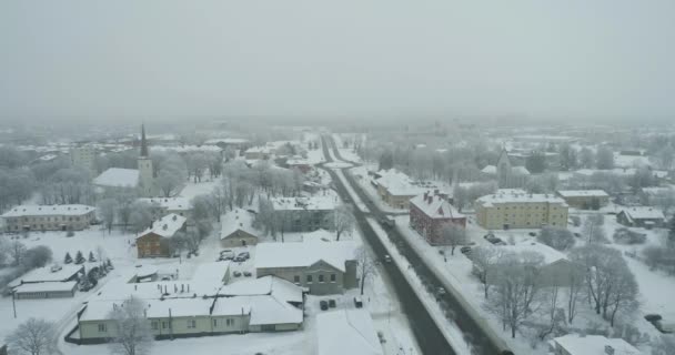 在寒冷的冬日 可以看到冰冻小镇的鸟图 雾天的日出 — 图库视频影像