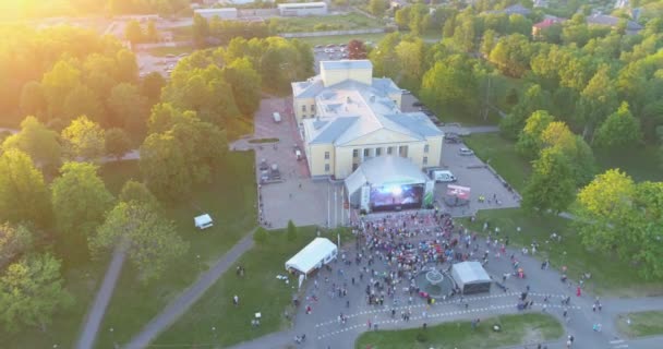 Insanlar Yeşil Park Taki Bir Müzik Festivalinde Parti Yapıp Dans — Stok video