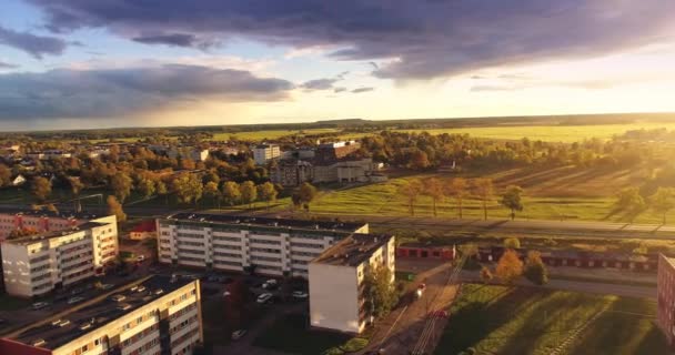 Imágenes Aéreas Follaje Una Pequeña Ciudad Estonia Atardecer — Vídeos de Stock