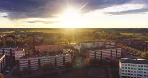 Luftaufnahmen Von Laub Einer Estnischen Kleinstadt Bei Sonnenuntergang — Stockvideo