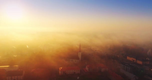 Letecký Pohled Teplé Barevné Mraky Mlha Nad Městem — Stock video