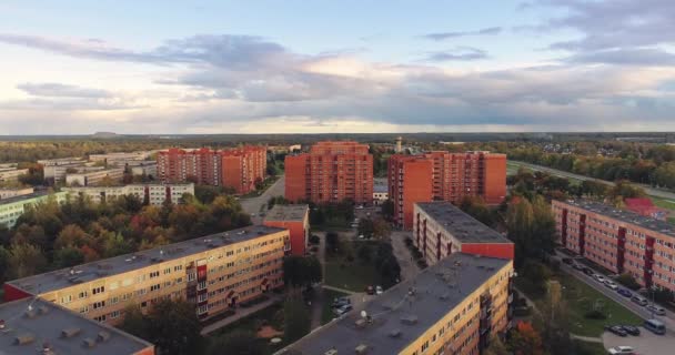 Съемки Воздуха Маленьком Эстонском Городке Закате — стоковое видео