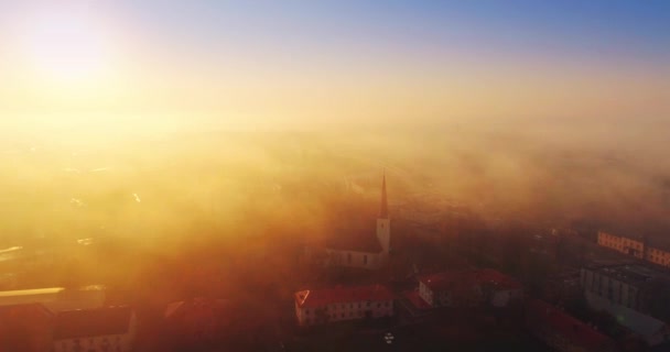 Vista Aérea Nuvens Coloridas Quentes Nevoeiro Acima Cidade — Vídeo de Stock