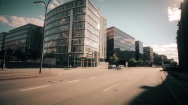 Hamburg, Almanya - 30 Haziran 2018: Hamburg Merkez alan bir cadde boyunca bir yürüyüş. Steadicam görüntüleri.