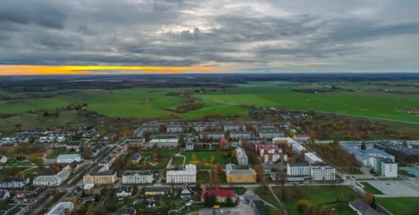 Imágenes Aéreas Follaje Una Pequeña Ciudad Estonia Atardecer — Vídeos de Stock