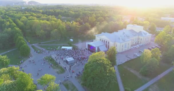 Insanlar Yeşil Park Taki Bir Müzik Festivalinde Parti Yapıp Dans — Stok video