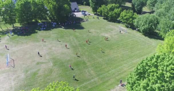 Две Команды Играют Футбол Открытом Воздухе Вид Сверху — стоковое видео