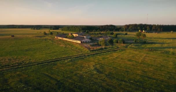 Zřícené Stodole Stavení Rozbitou Střechou Letecké Záběry Západ Slunce Venkově — Stock video