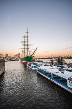 Hamburg, Almanya - 03 Temmuz 2018: Almanya'nın Hamburg Limanı, Harbor'da büyük yelkenli tekneyle. 